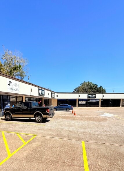 716 W Plantation Dr, Clute, TX for lease - Building Photo - Image 3 of 6