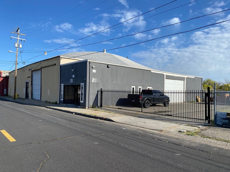 211 Oak St, Manteca, CA for sale - Building Photo - Image 1 of 6