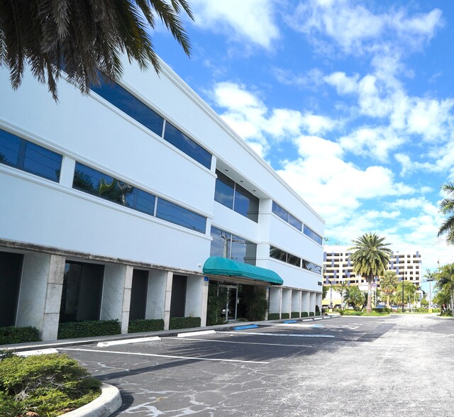 1995 E Oakland Park Blvd, Fort Lauderdale, FL for sale - Building Photo - Image 2 of 9