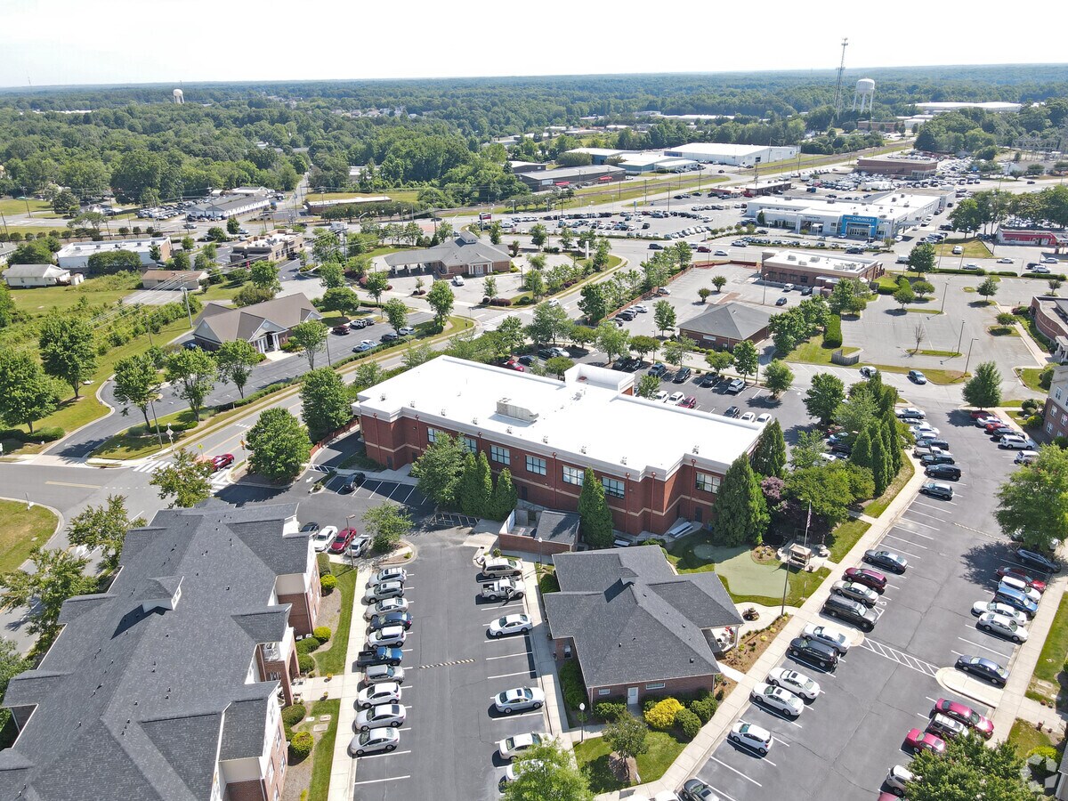 500 Pineview Dr, Kernersville, NC 27284