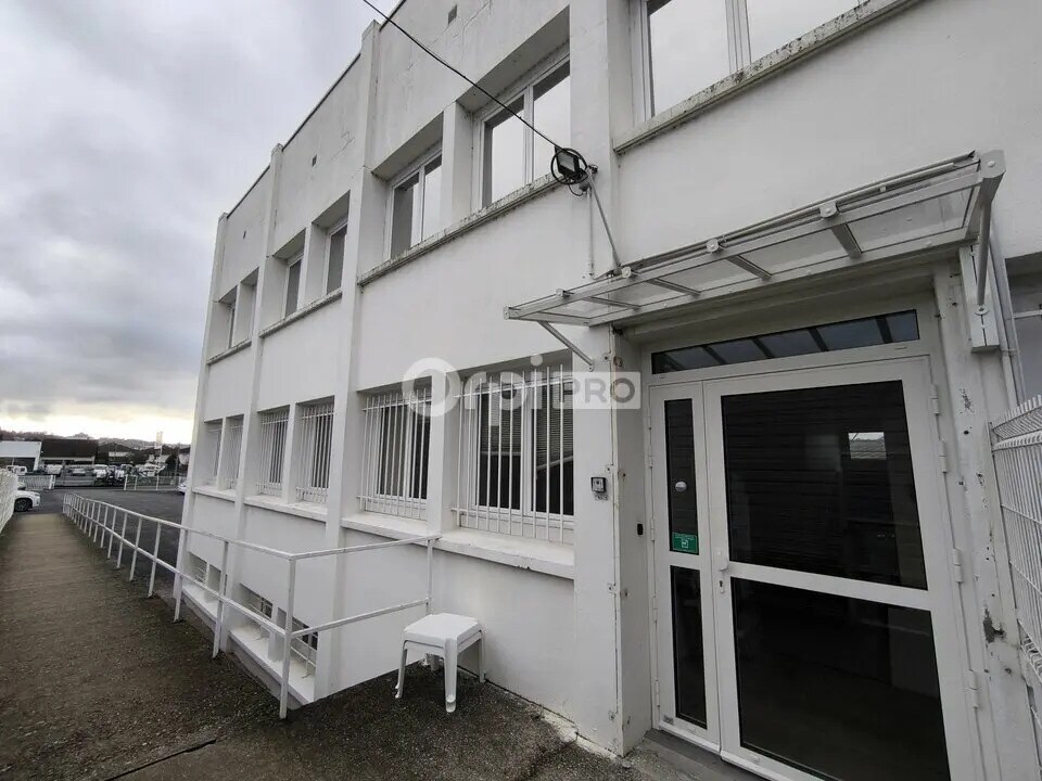 Office in Malemort for lease Building Photo- Image 1 of 14