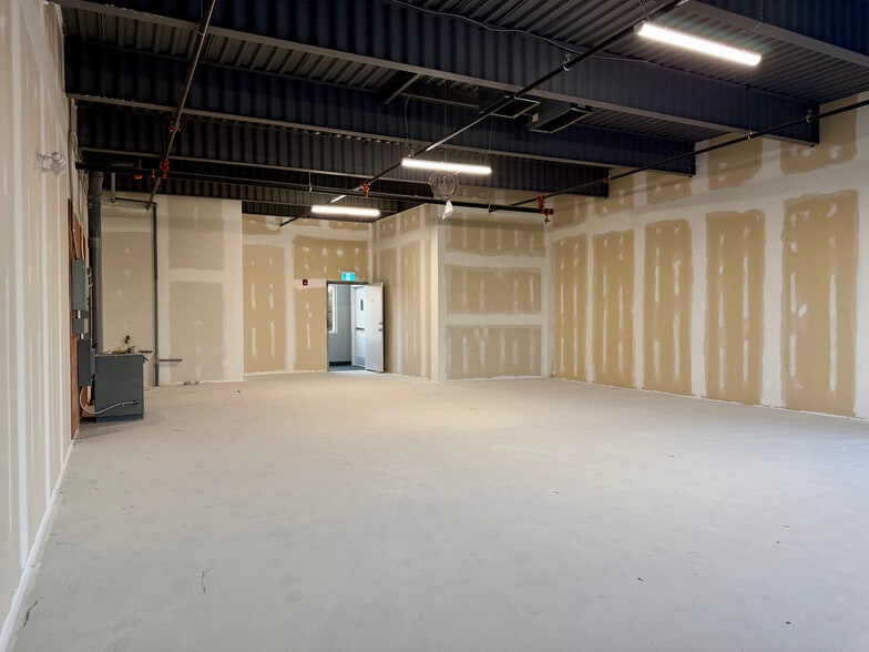 1038 Garner Rd W, Hamilton, ON for sale - Building Photo - Image 2 of 11