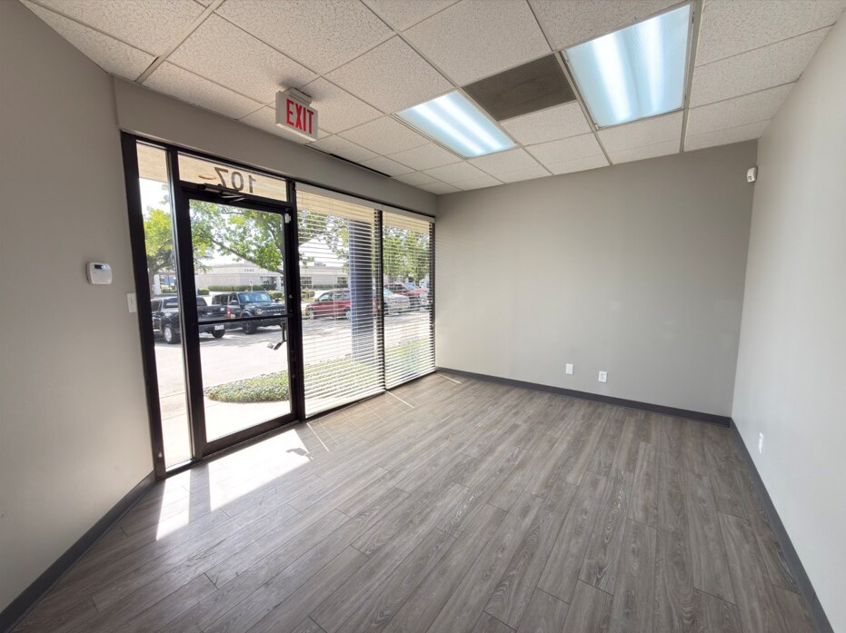 2433 Lacy Ln, Carrollton, TX for lease Interior Photo- Image 1 of 3