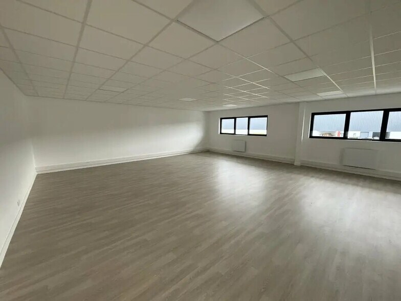 Flex in Lieusaint for lease - Interior Photo - Image 3 of 4