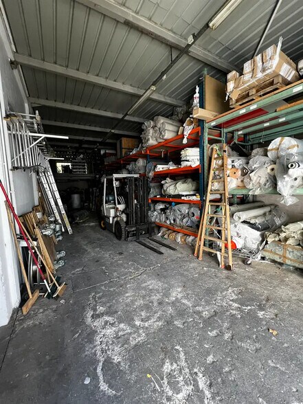 Flex in Noisy-le-Sec for lease - Interior Photo - Image 3 of 8