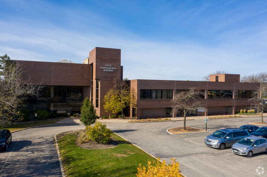 2010 S Arlington Heights Rd, Arlington Heights, IL for lease - Building Photo - Image 3 of 5