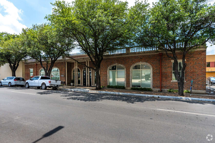 1008 Macon St, Fort Worth, TX for lease - Building Photo - Image 1 of 23