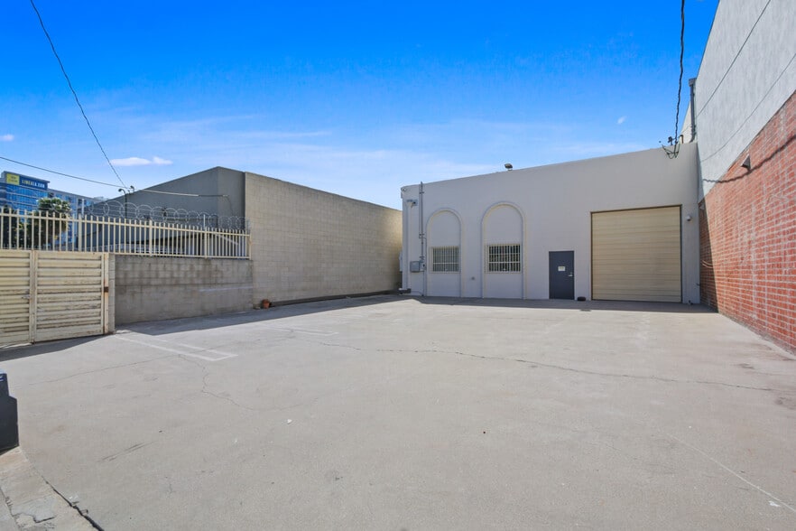 2311, 2317 and 2327 Pontius Avenue portfolio of 3 properties for sale on LoopNet.com - Building Photo - Image 3 of 18