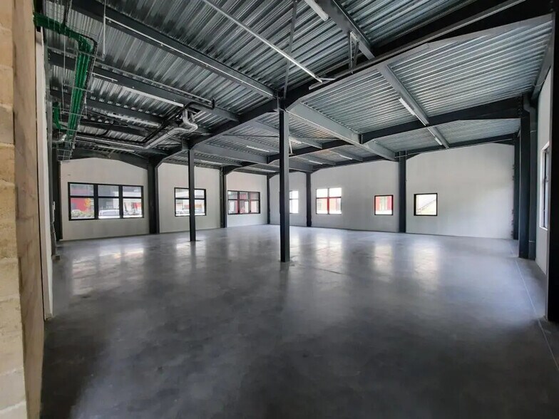 Flex in Dardilly for lease - Interior Photo - Image 2 of 3