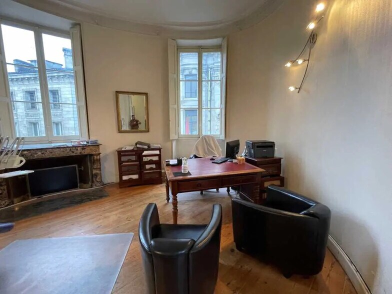 Office in Bordeaux for lease - Building Photo - Image 3 of 7