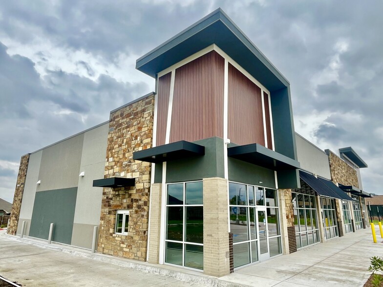 7051 N Wayne Rd, Westland, MI for lease - Building Photo - Image 2 of 5