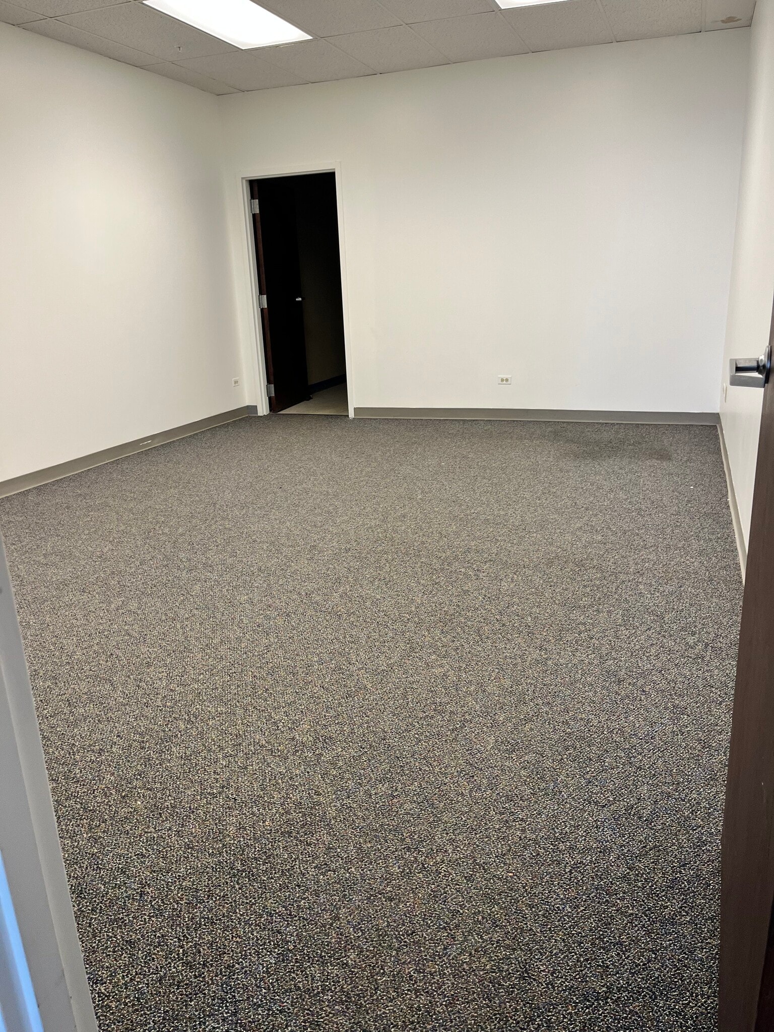 3010-3054 W Hobson Rd, Woodridge, IL for lease Interior Photo- Image 1 of 2