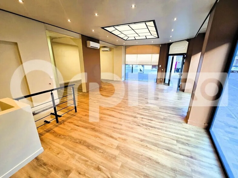 Retail in Soissons for lease - Interior Photo - Image 2 of 5