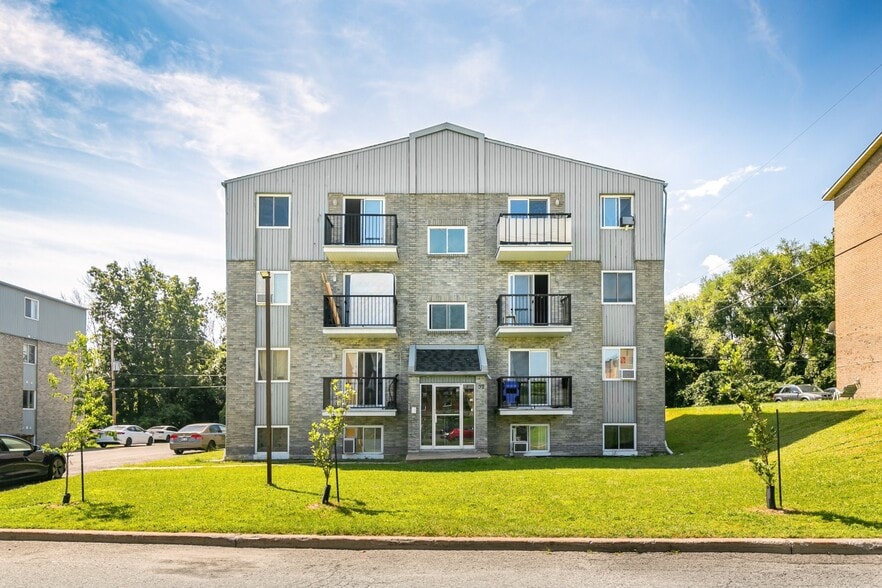 32 Rue Desrochers, Delson, QC J5B 1C4