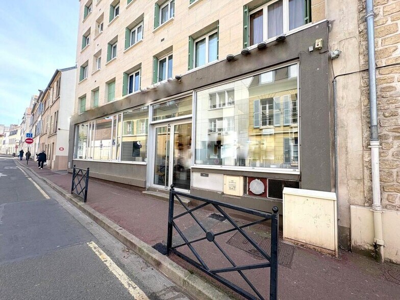 Office in Saint-Germain-en-Laye for lease - Building Photo - Image 1 of 8
