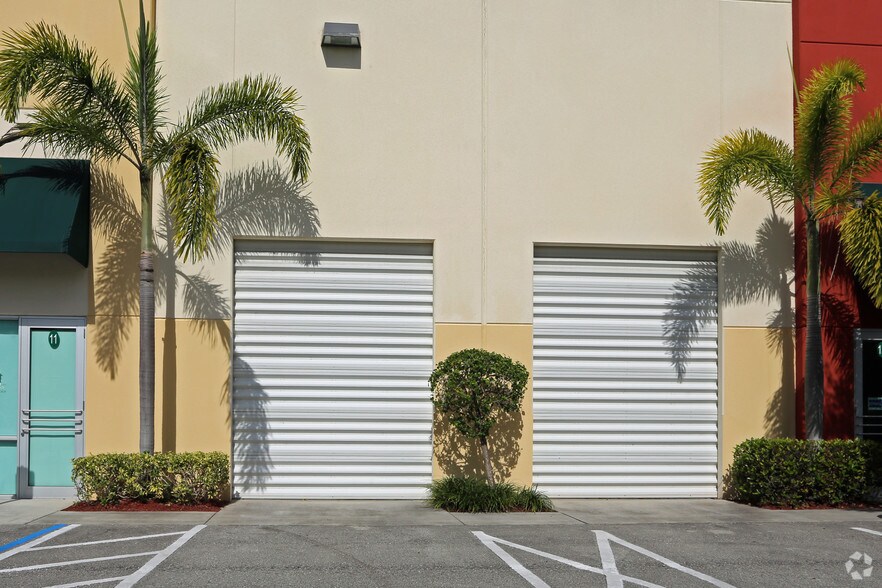 2365 Vista Pky, West Palm Beach, FL for lease - Building Photo - Image 2 of 4