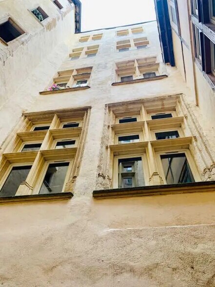 Office in Lyon for lease - Building Photo - Image 2 of 8