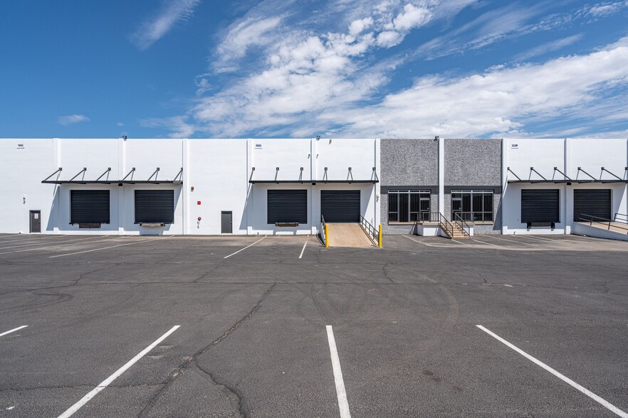 2325 W Cypress St, Phoenix, AZ for lease - Building Photo - Image 3 of 9