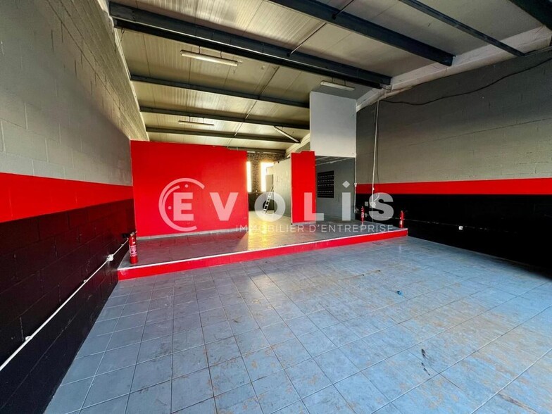 Flex in Linas for lease - Interior Photo - Image 3 of 5