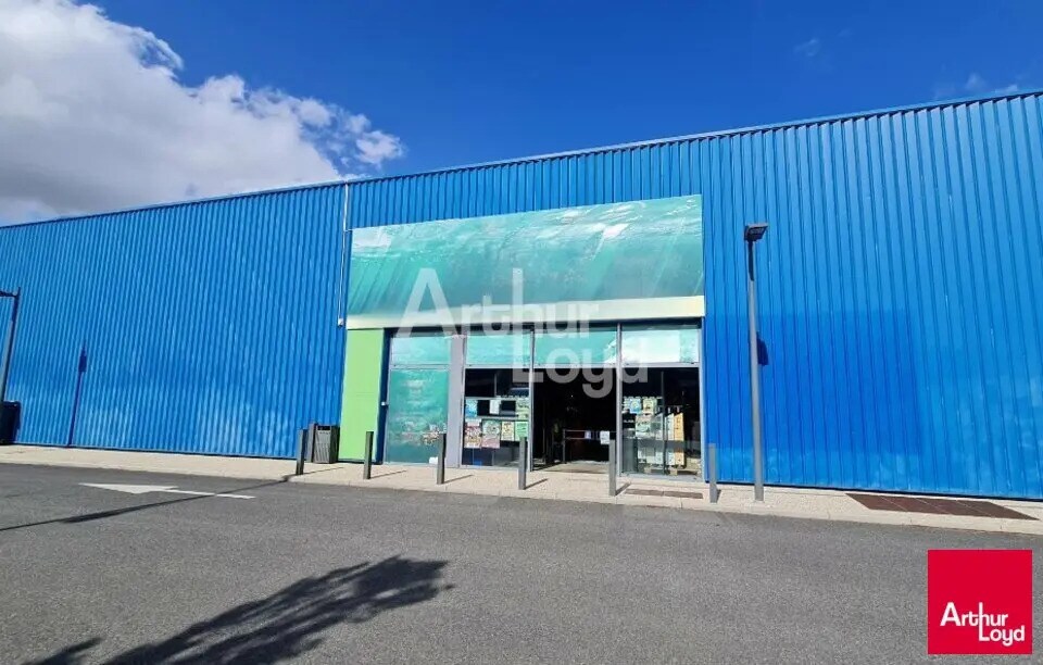 Retail in Saint-Maur for lease Building Photo- Image 1 of 2