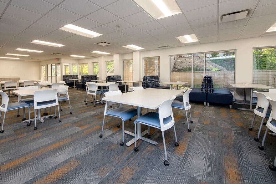 25209-25249 Country Club Blvd, North Olmsted, OH for lease - Building Photo - Image 2 of 7