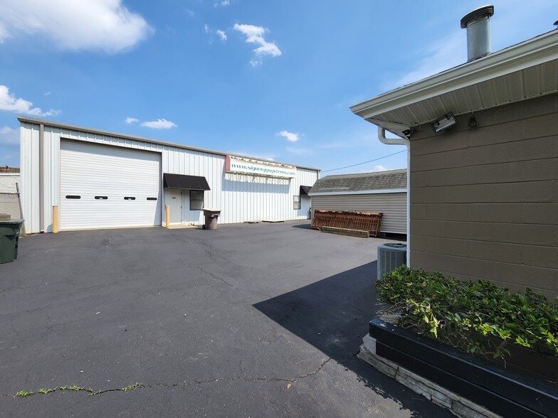 1111 Willowbrook Dr, Greensboro, NC for sale - Building Photo - Image 2 of 16