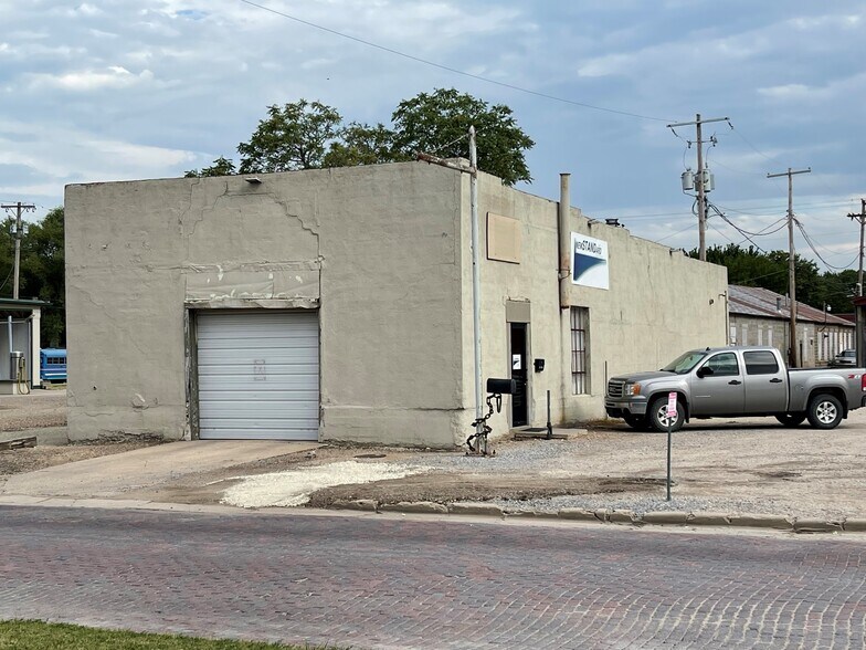 117 E 1st St, Halstead, KS 67056