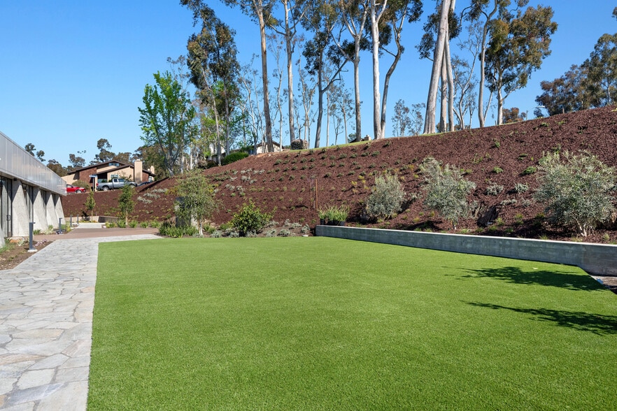 10200 Willow Creek Rd, San Diego, CA for lease - Building Photo - Image 3 of 10