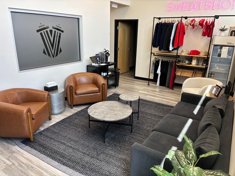 8245 Cody Dr, Lincoln, NE for sale - Interior Photo - Image 3 of 18