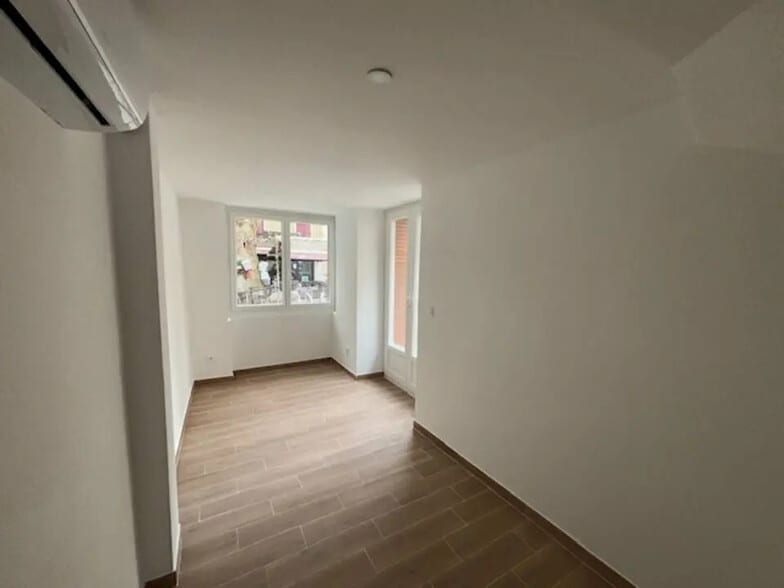 Retail in Orange for lease - Interior Photo - Image 3 of 4