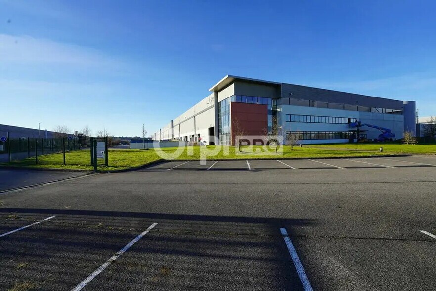 Industrial in Saint-Quentin-Fallavier for lease - Building Photo - Image 2 of 10