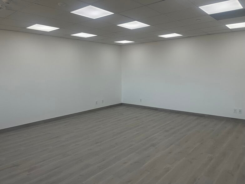 15721 Vanowen St, Van Nuys, CA for lease - Building Photo - Image 2 of 9