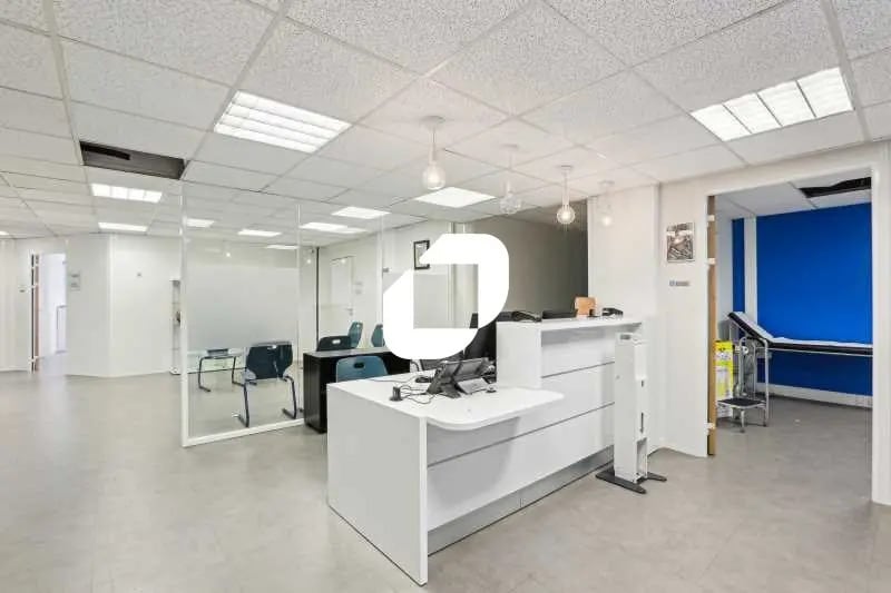 Office in Le Kremlin-Bicêtre for lease - Interior Photo - Image 3 of 23