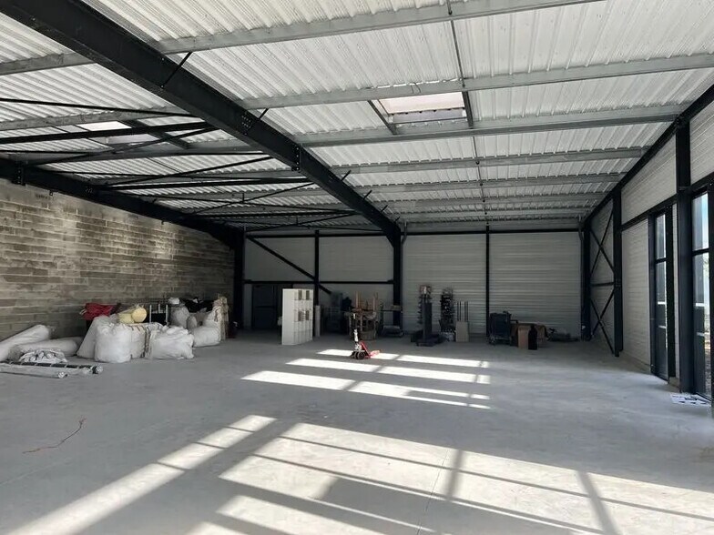 Flex in Sainte-Eulalie for lease - Interior Photo - Image 3 of 5