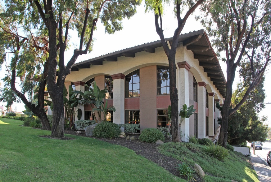 2251 San Diego Ave, San Diego, CA for lease - Building Photo - Image 2 of 8