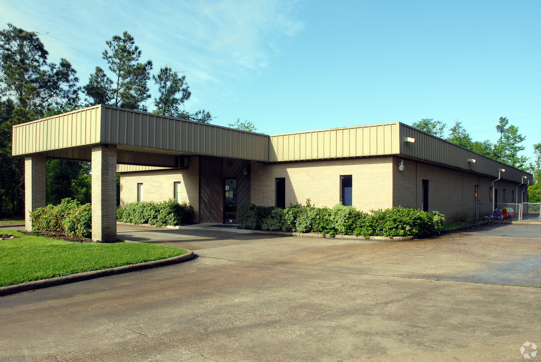 19901 Foxwood Forest Blvd, Humble, TX for sale Primary Photo- Image 1 of 4