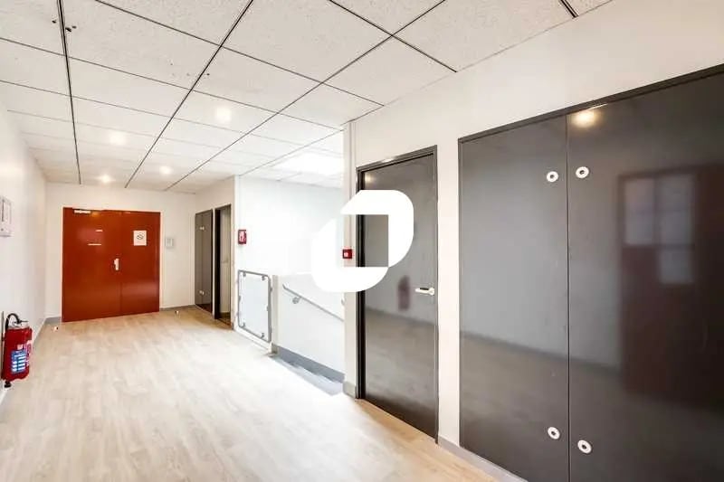 Office in Palaiseau for lease - Building Photo - Image 3 of 11