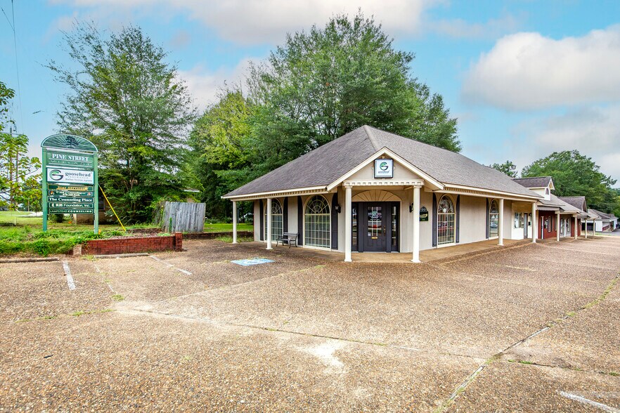 2503 Pine St, Arkadelphia, AR for sale - Building Photo - Image 1 of 1