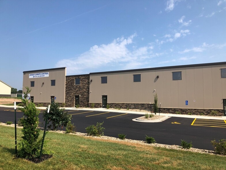 681 NE Jefferson St, Blue Springs, MO for lease - Building Photo - Image 3 of 4