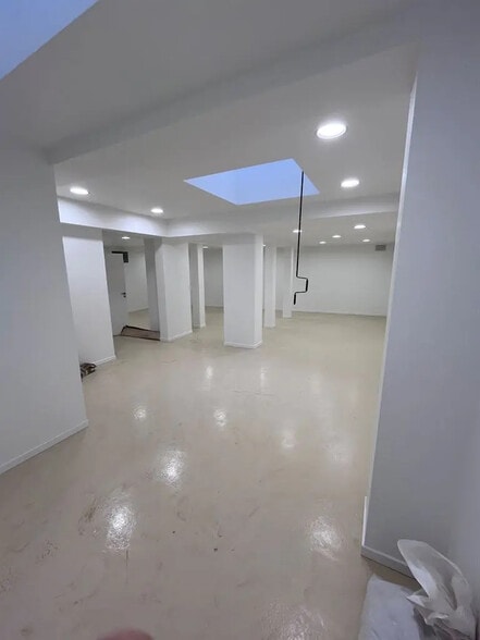 Retail in Paris for lease - Interior Photo - Image 1 of 2