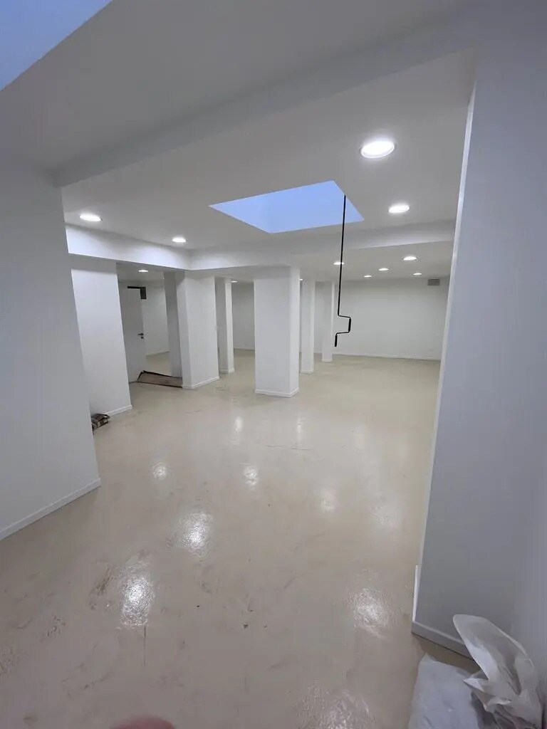 Retail in Paris for lease Interior Photo- Image 1 of 3