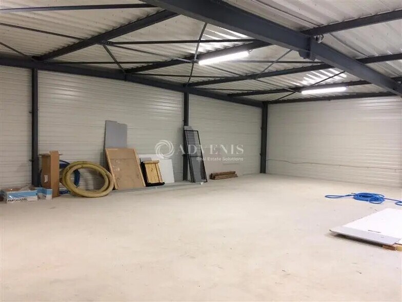 Flex in La chaussee St Victor for lease - Interior Photo - Image 2 of 4