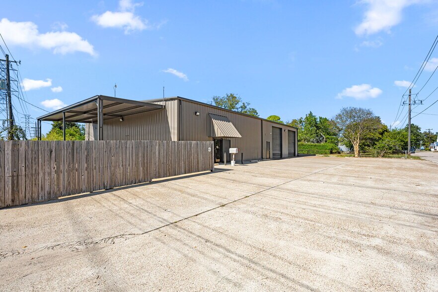 2017 Lee Dr, Baytown, TX for lease - Building Photo - Image 1 of 26