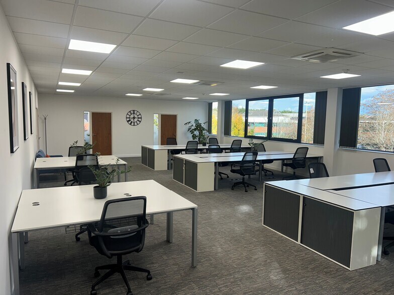 Harvest Cres, Fleet for lease - Building Photo - Image 3 of 9