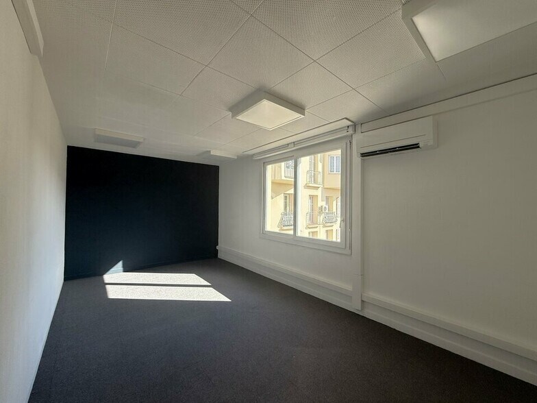 Office in Nice for lease - Interior Photo - Image 2 of 5
