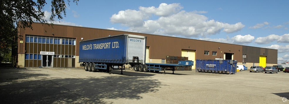 5-8 Cartwright Rd, Stevenage for lease - Building Photo - Image 2 of 2