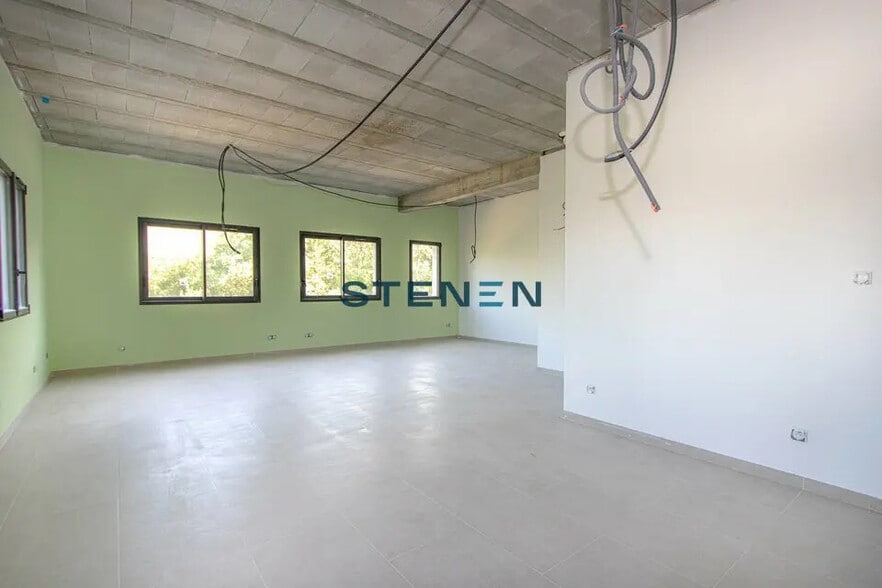 Office in Rousset for lease - Interior Photo - Image 2 of 7