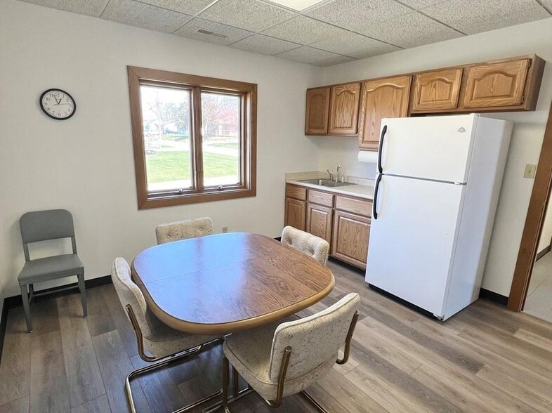 219 W 11th St N, Newton, IA for sale - Interior Photo - Image 3 of 18