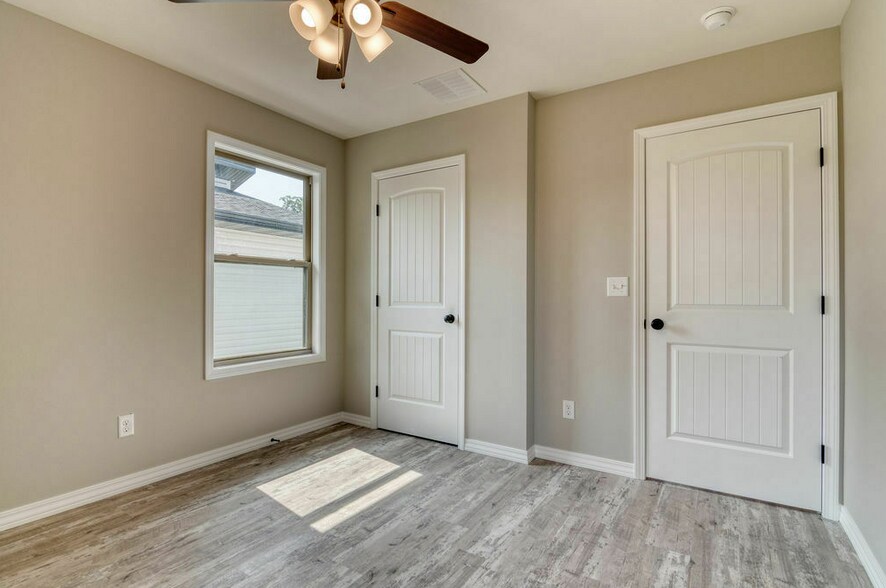 1205 E Paragon, Springfield, MO for sale - Interior Photo - Image 3 of 12