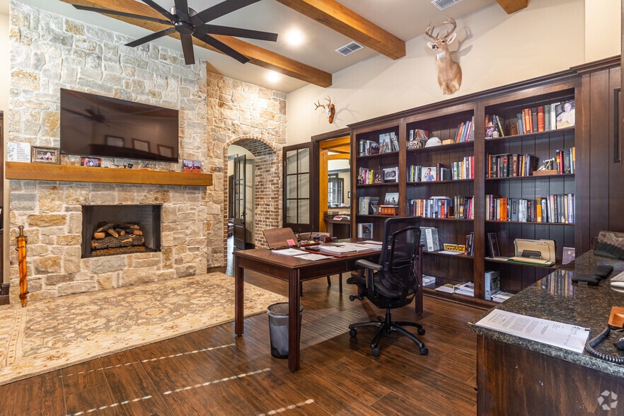 1518 Colony Cir, Longview, TX for sale - Interior Photo - Image 2 of 18